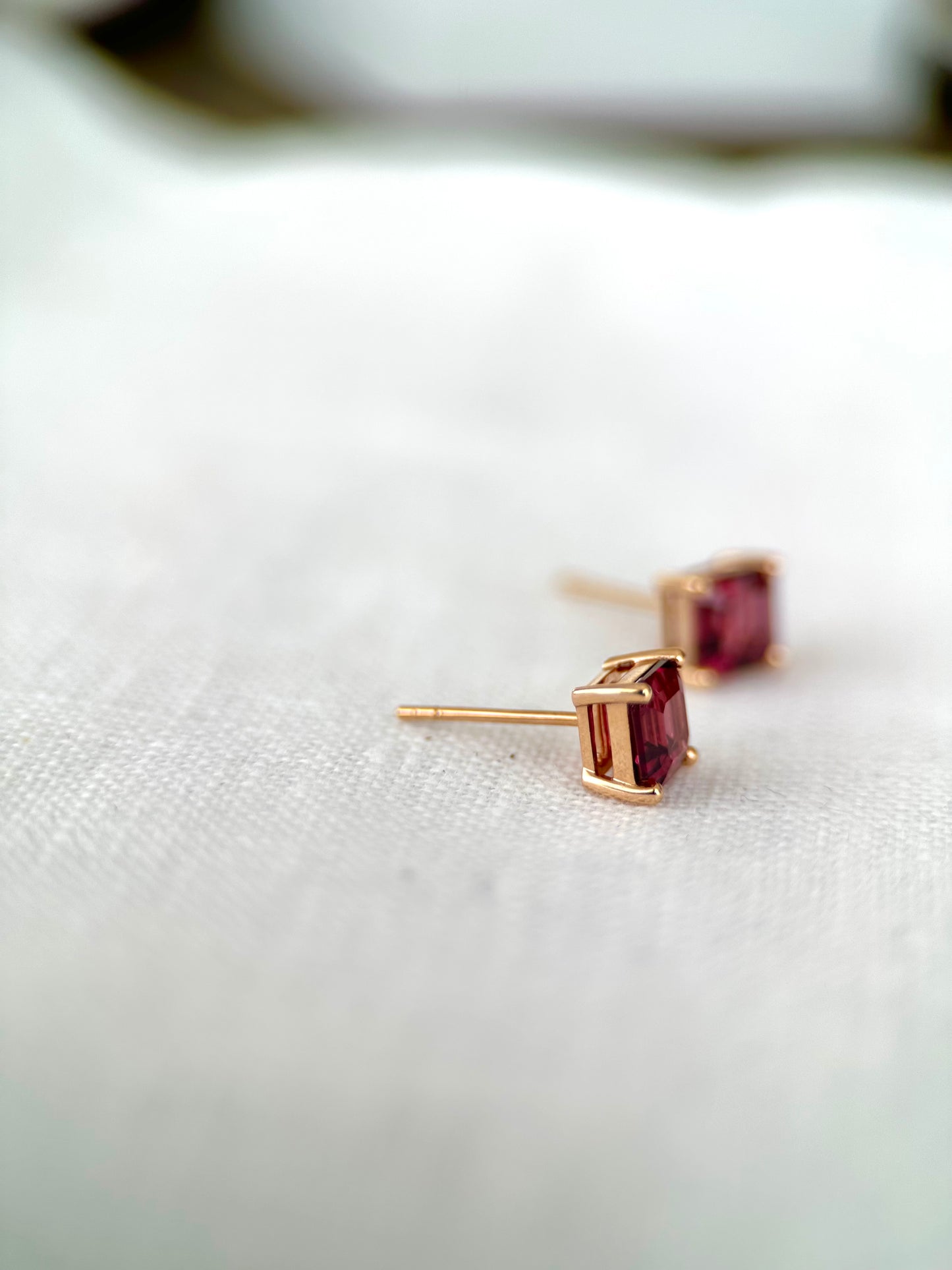 18k Gold Garnet Earring