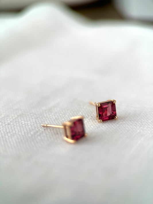 18k Gold Garnet Earring